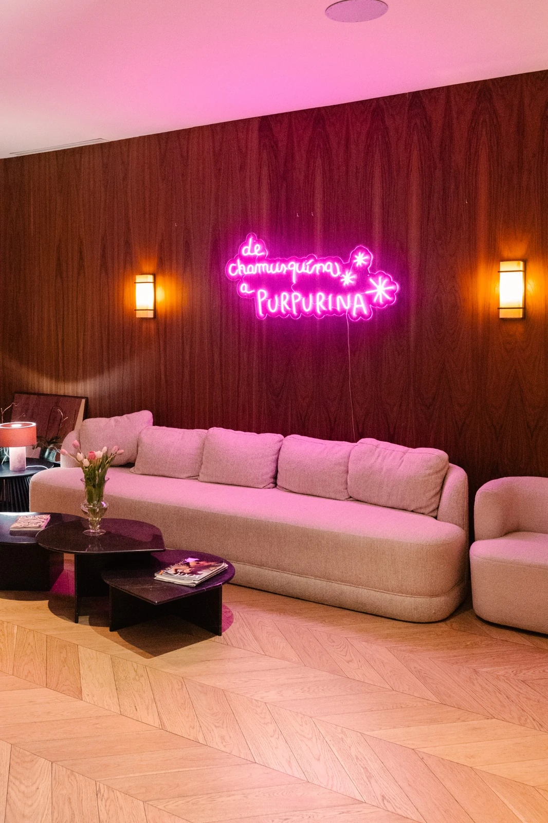 Sala de espera con sofá rosa
