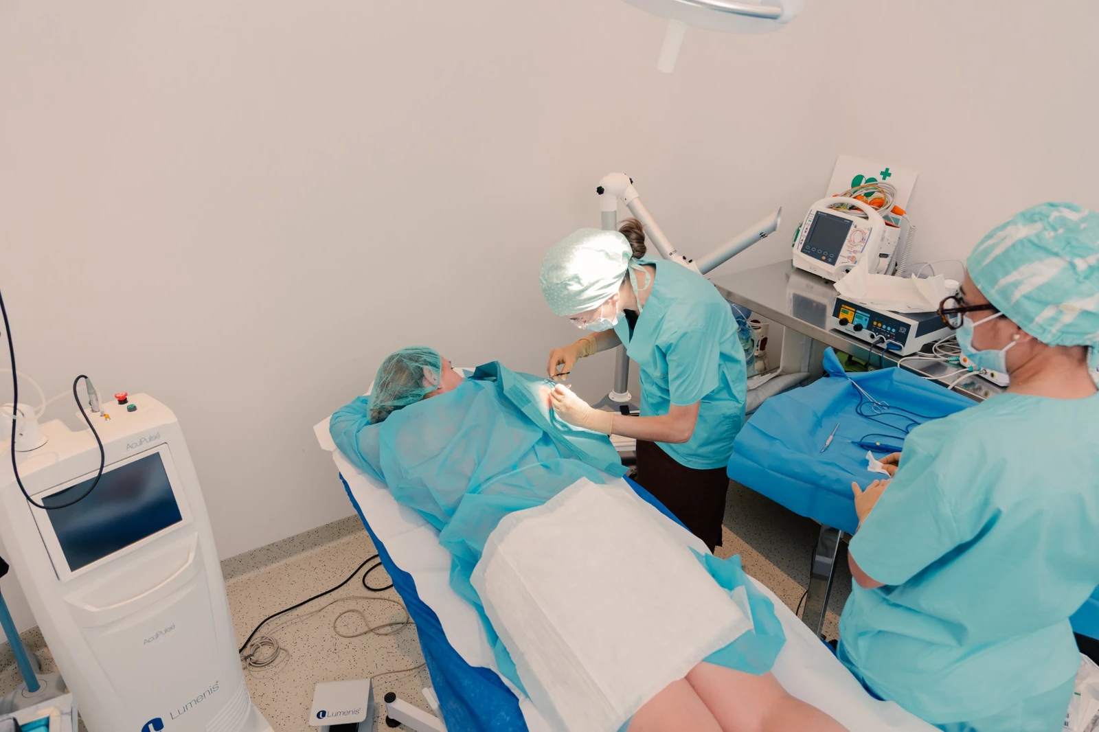 Equipo médico durante un procedimiento en la clínica