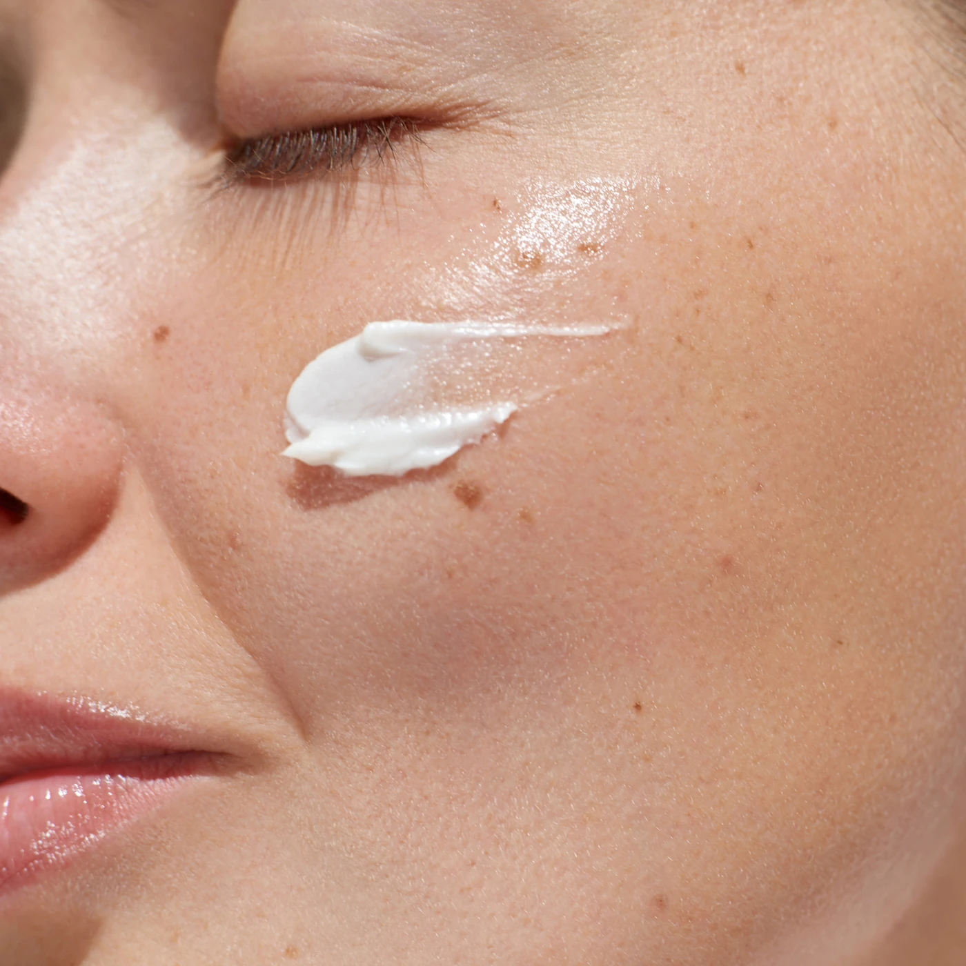 Detalle de una mejilla con crema facial