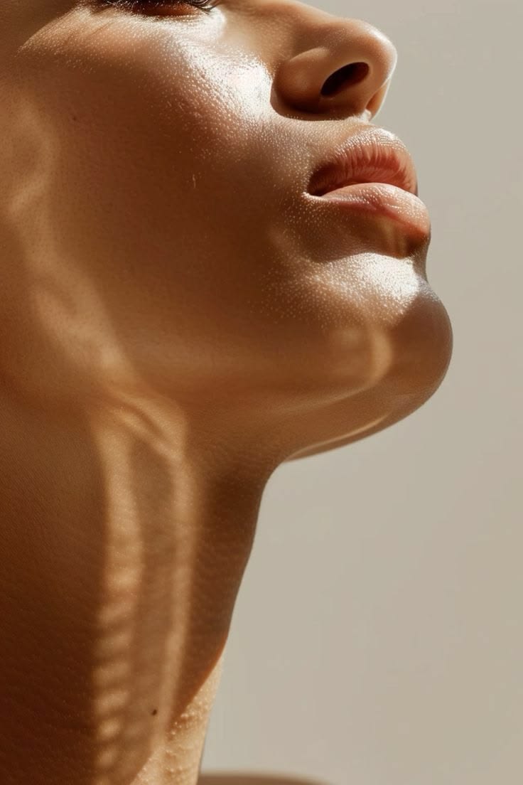 Detalle de rostro y cuello bajo una luz cálida