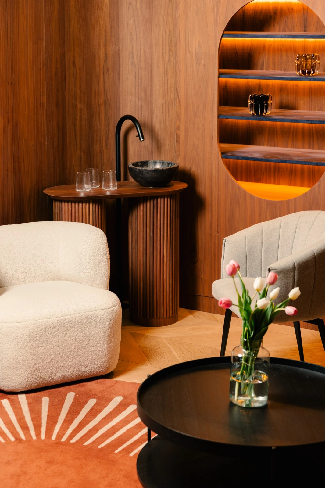 Zona de espera con sillones y mobiliario de madera